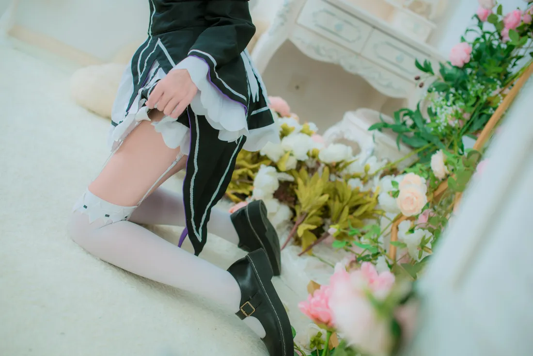 6k蕾姆壁纸｜白丝背景图片 - 户外花旁cos「哲风壁纸」