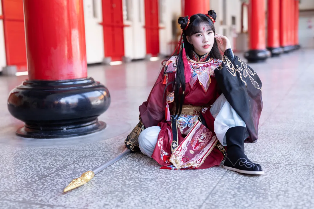 4k哪吒三太子壁纸｜中式古风红柱背景图片 - 真人角色扮演「哲风壁纸」