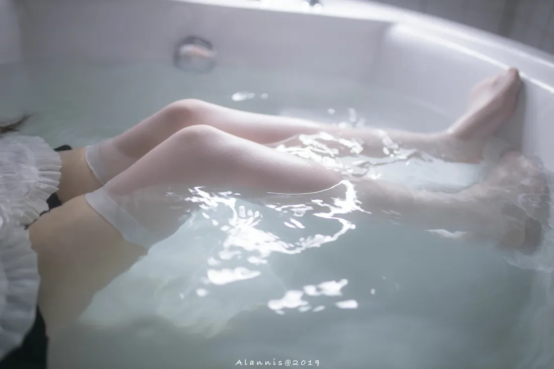 7k女仆壁纸｜浴缸特写背景图片 - 白袜「哲风壁纸」