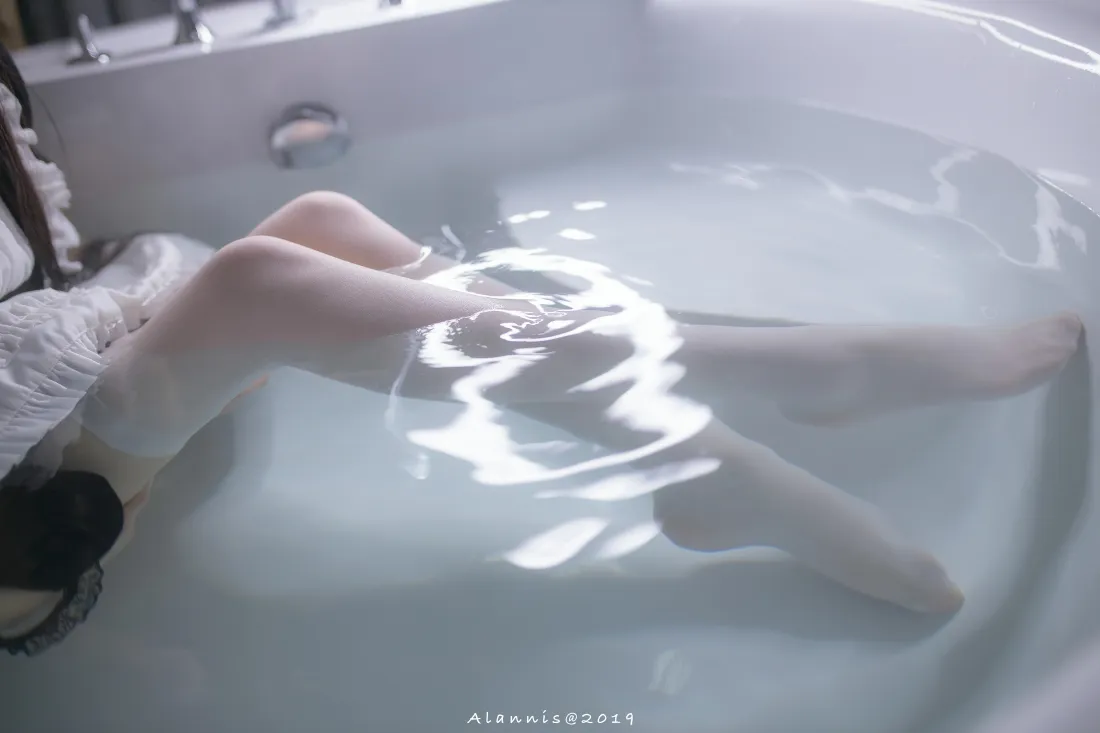 7k女仆壁纸｜浴缸背景图片 - 白袜腿部特写「哲风壁纸」