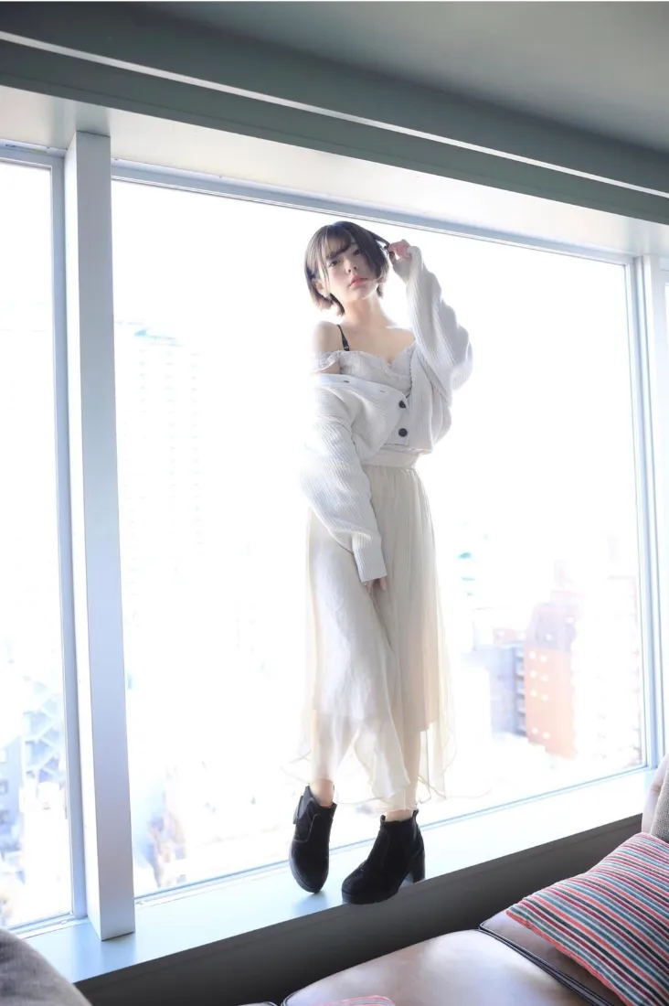 白衣短发女生手机壁纸｜落地窗背景图片 - 休闲穿搭「哲风壁纸」