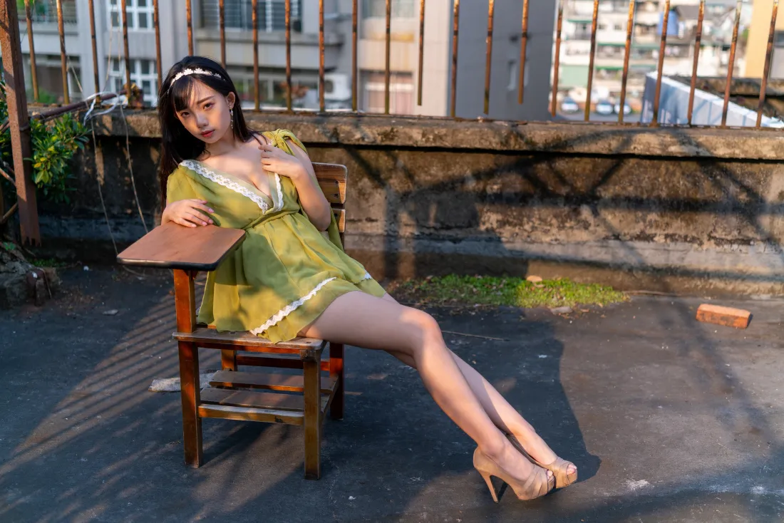 4k绿裙美女壁纸｜午后天台背景图片 - 休闲写真「哲风壁纸」