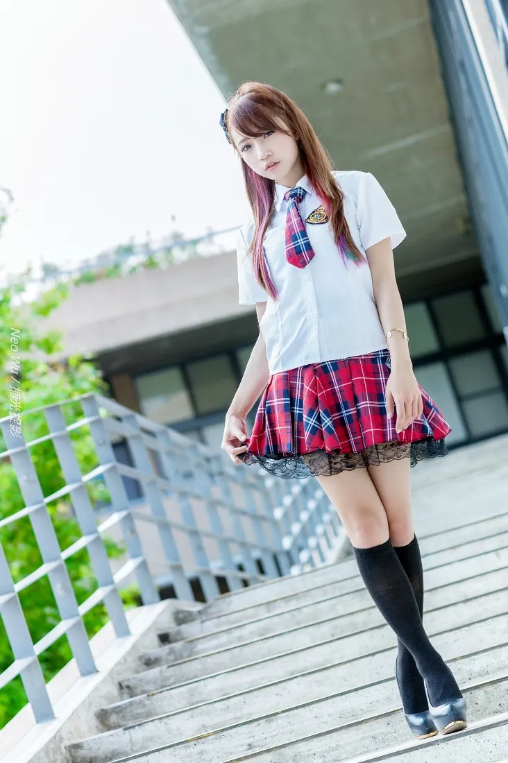 JK制服手机壁纸｜户外背景图片 - 楼梯口少女「哲风壁纸」