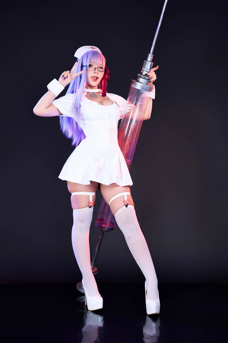 护士cosplay手机壁纸｜深色背景图片 - 渐变紫发角色扮演「哲风壁纸」