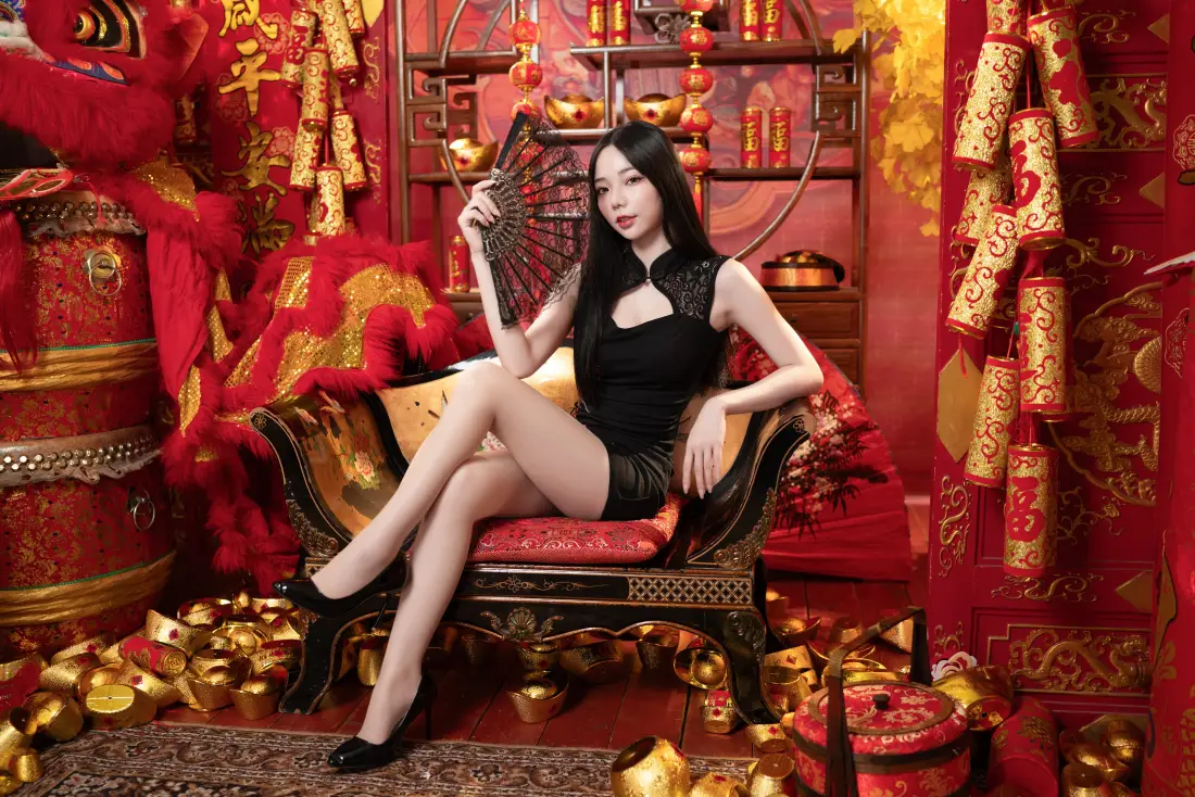 4k新年黑旗袍美女壁纸｜红色喜庆背景图片 - 国潮春节「哲风壁纸」