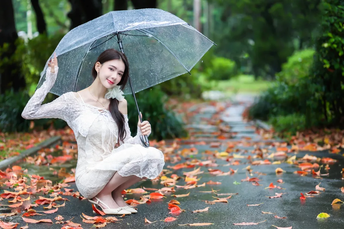 2k雨天美女壁纸｜林间背景图片 - 落叶氛围感「哲风壁纸」
