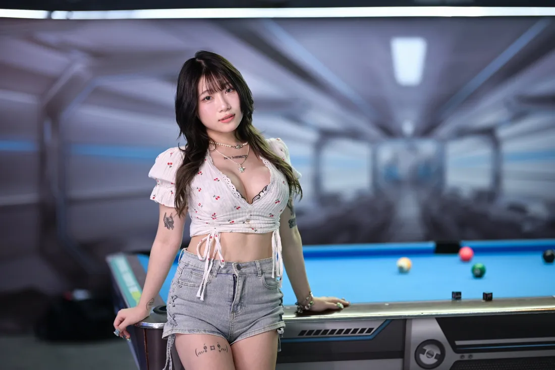 2k长发美女壁纸｜台球厅背景图片 - 酷感辣妹「哲风壁纸」