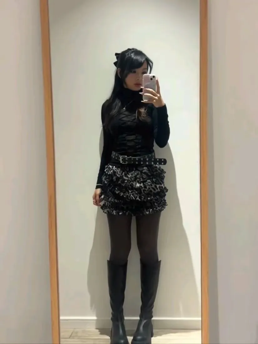 甜酷辣妹手机壁纸｜试衣间背景图片 - 黑丝靴子穿搭「哲风壁纸」