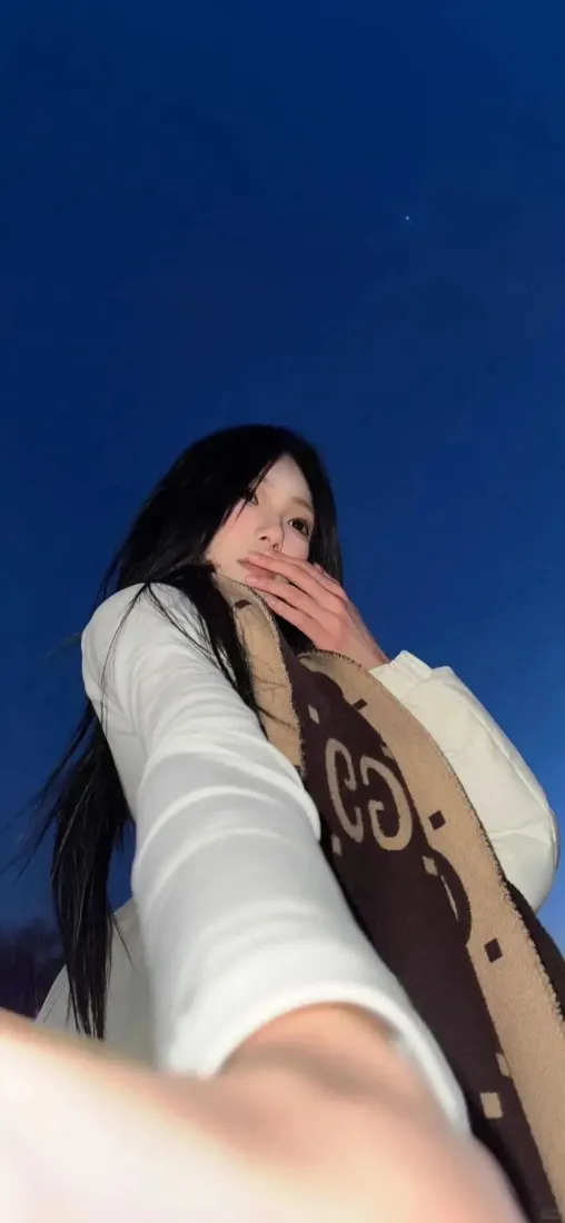 美女手机壁纸｜夜晚背景图片 - 户外自拍「哲风壁纸」