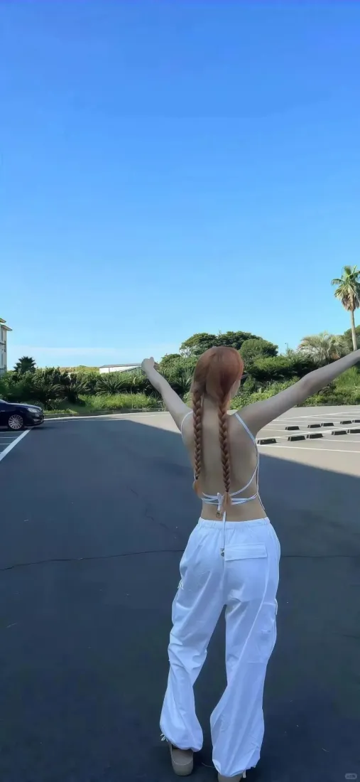 金发美女手机壁纸｜户外大道背景图片 - 清爽街拍「哲风壁纸」