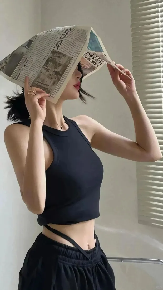 美女手机壁纸｜室内背景图片 - 报纸挡脸「哲风壁纸」