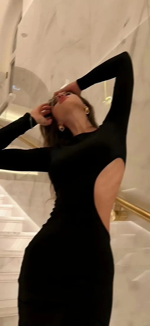 气质美女手机壁纸｜楼道背景图片 - 黑色露背长裙「哲风壁纸」