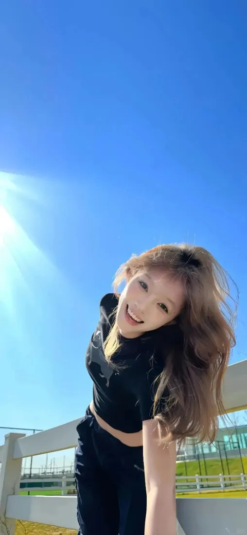 长发美女手机壁纸｜蓝天背景图片 - 户外阳光「哲风壁纸」