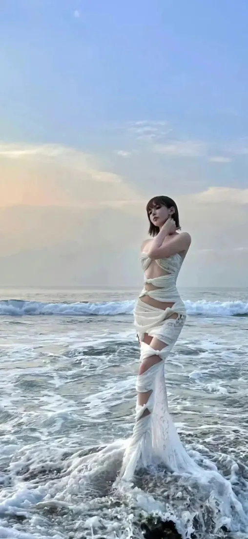 美女手机壁纸｜海边背景图片 - 氛围感户外写真「哲风壁纸」