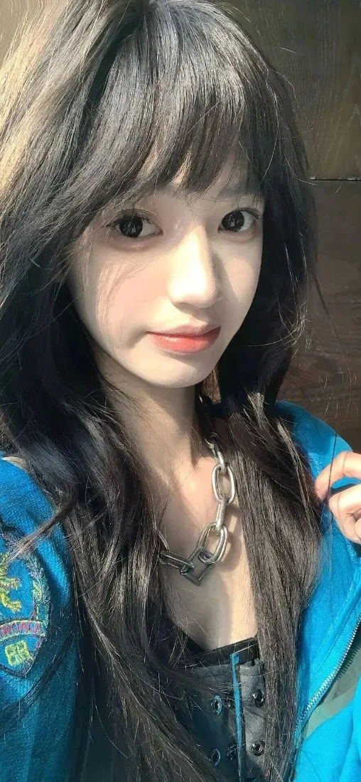 黑发美女手机壁纸｜阳光背景图片 - 气质女生「哲风壁纸」