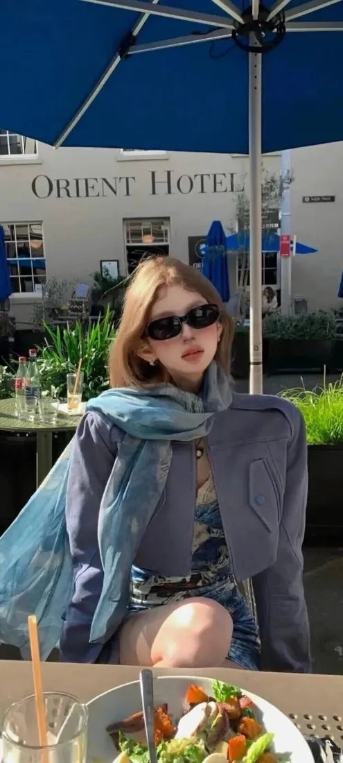 户外美女手机壁纸｜餐厅街景背景图片 - 休闲下午茶「哲风壁纸」