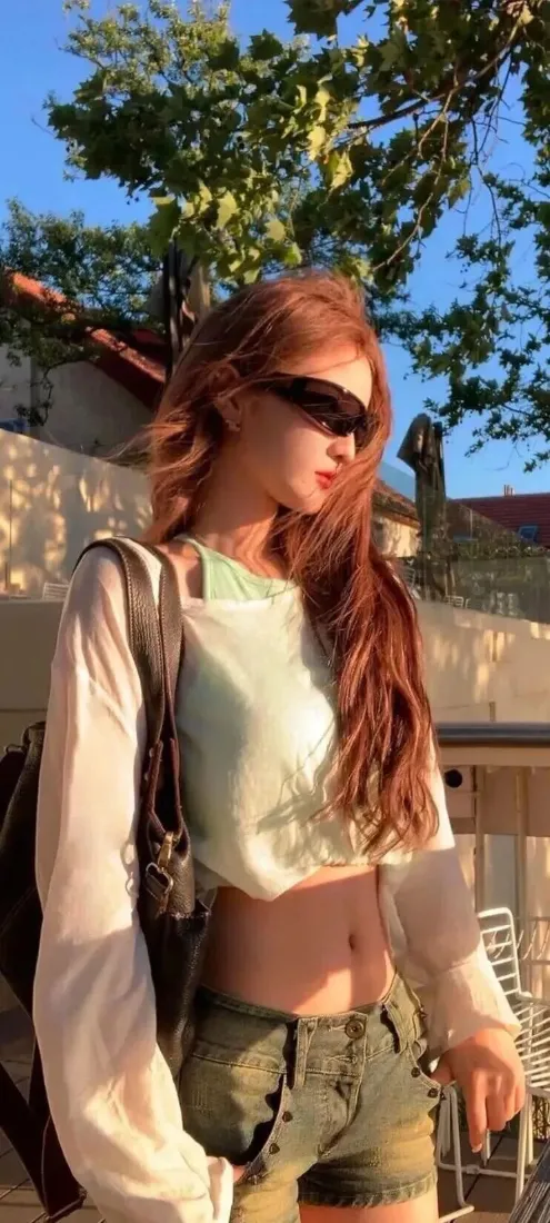 甜酷美女手机壁纸｜户外背景图片 - 阳光下街拍「哲风壁纸」