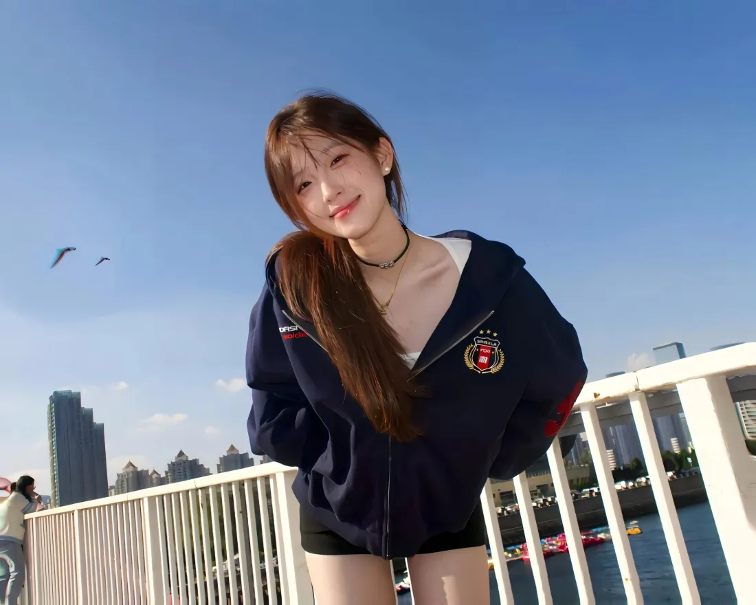 3k清纯美女壁纸｜蓝天背景图片 - 户外城市江边「哲风壁纸」