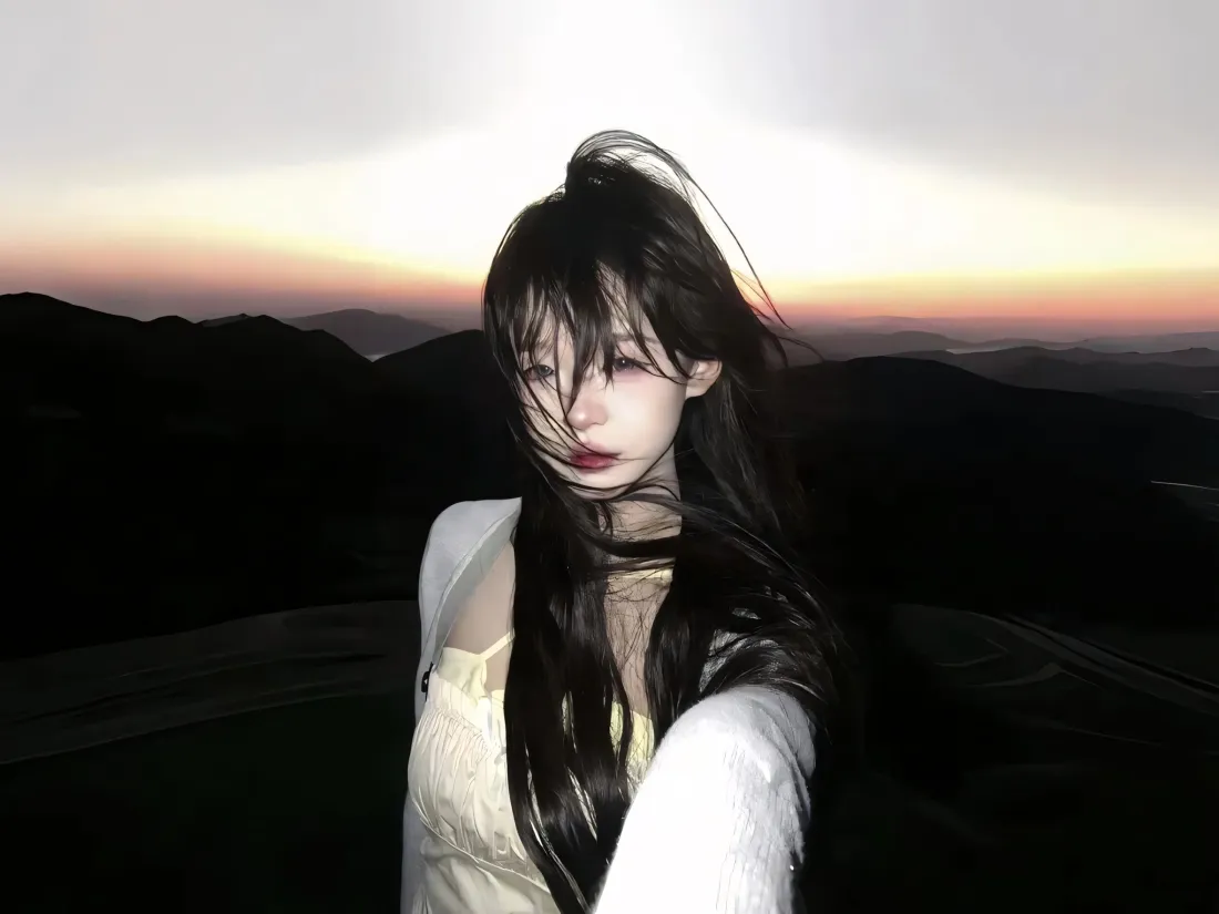 3k黄昏美女壁纸｜远山背景图片 - 清冷气质女神「哲风壁纸」