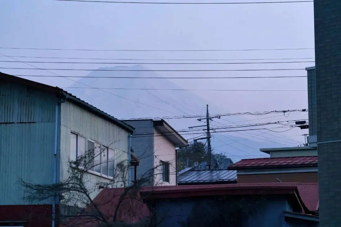 3k远山民居壁纸｜郊外背景图片 - 阴天屋顶「哲风壁纸」