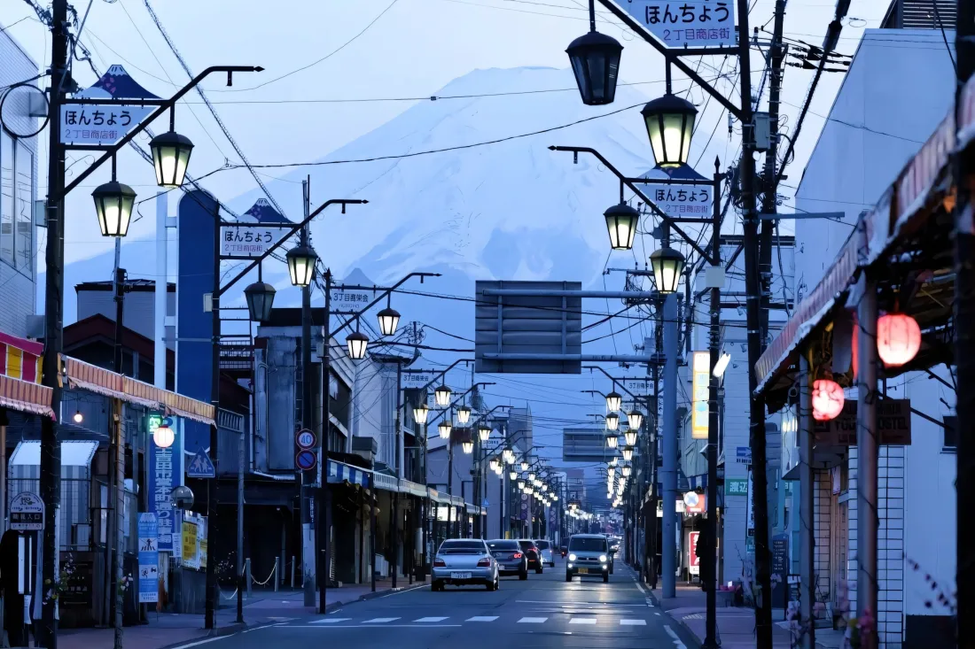 3k日式城镇壁纸｜风景背景图片 - 山峰大道街景「哲风壁纸」