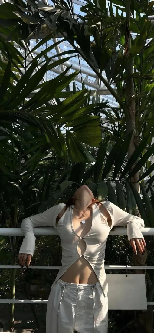 慵懒美女手机壁纸｜绿植背景图片 - 休闲氛围「哲风壁纸」