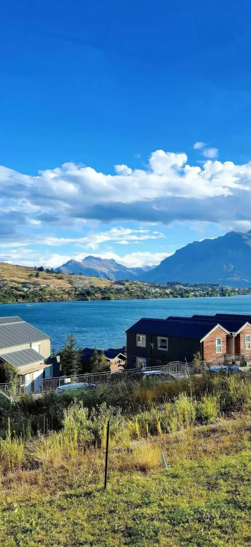 湖边小屋手机壁纸｜自然风景背景图片 - 远山晴空「哲风壁纸」