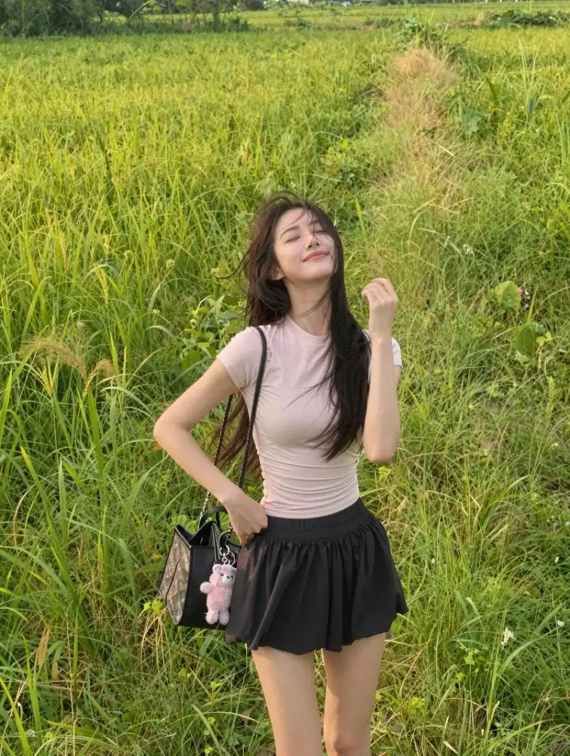 清新少女手机壁纸｜户外草地背景图片 - 休闲日常「哲风壁纸」