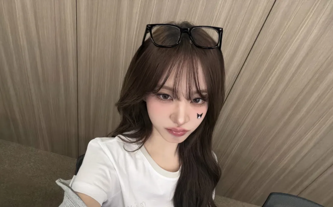 4k金志恒壁纸｜简约背景图片 - 气质美女「哲风壁纸」