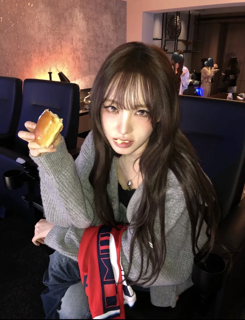 金志恒手机壁纸｜日常背景图片 - 甜酷长发美女「哲风壁纸」