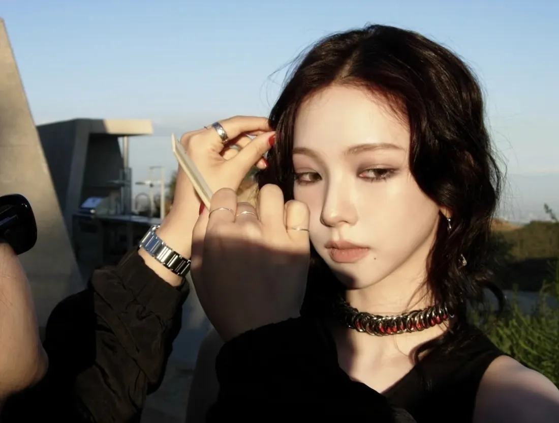 4k柳智敏壁纸｜户外补妆背景图片 - 韩国女团「哲风壁纸」