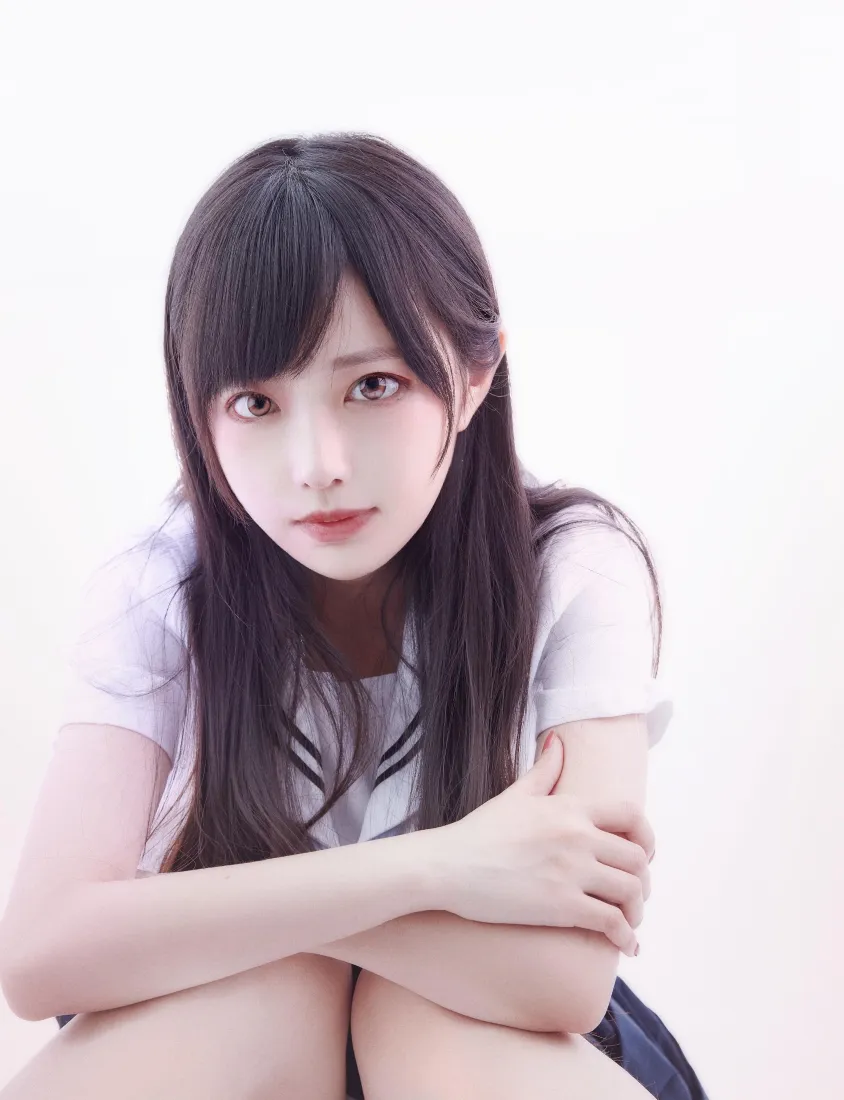 清纯水手服美少女手机壁纸｜纯色背景图片 - 黑发「哲风壁纸」