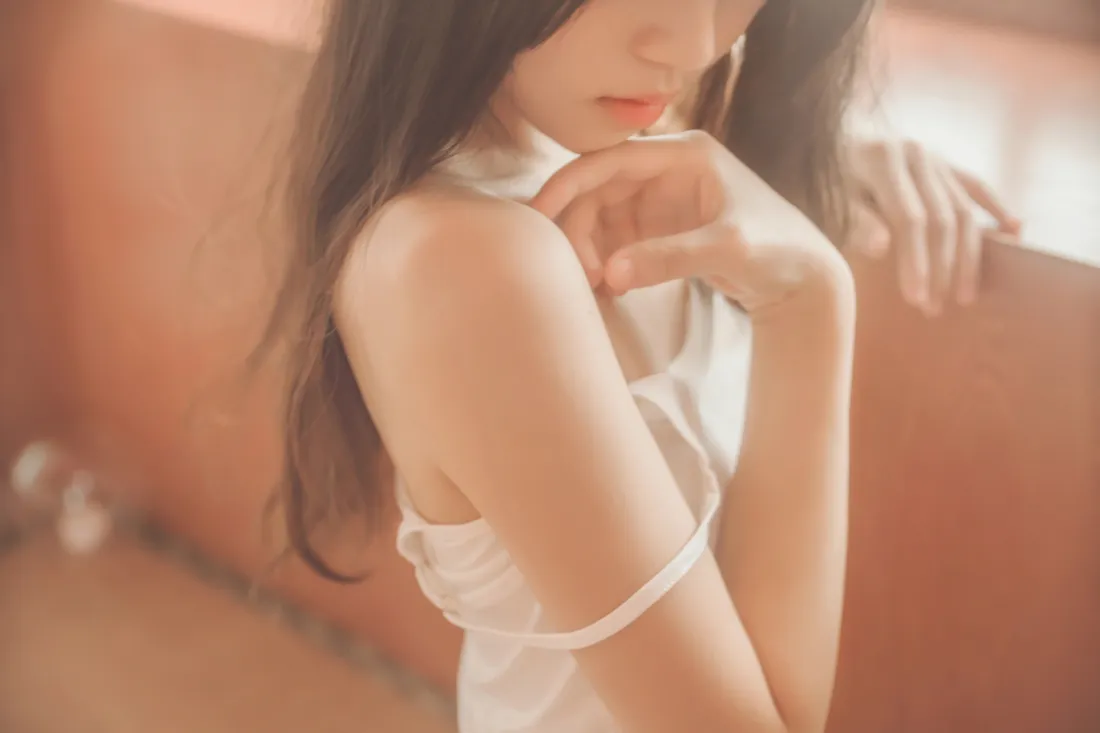 6k桜桃喵壁纸｜室内背景图片 - 白色吊带少女「哲风壁纸」