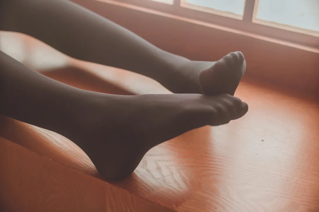 6k黑丝壁纸｜室内背景图片 - 美腿过膝袜「哲风壁纸」