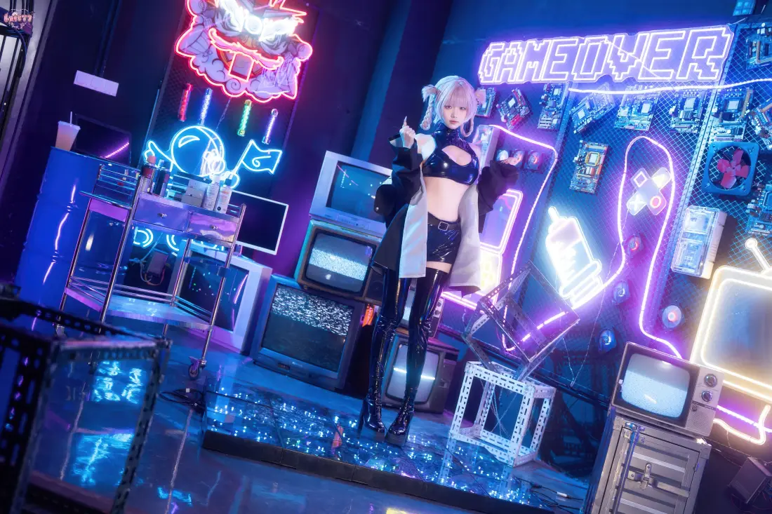 8k赛博少女壁纸｜霓虹电玩背景图片 - 皮裤cos「哲风壁纸」