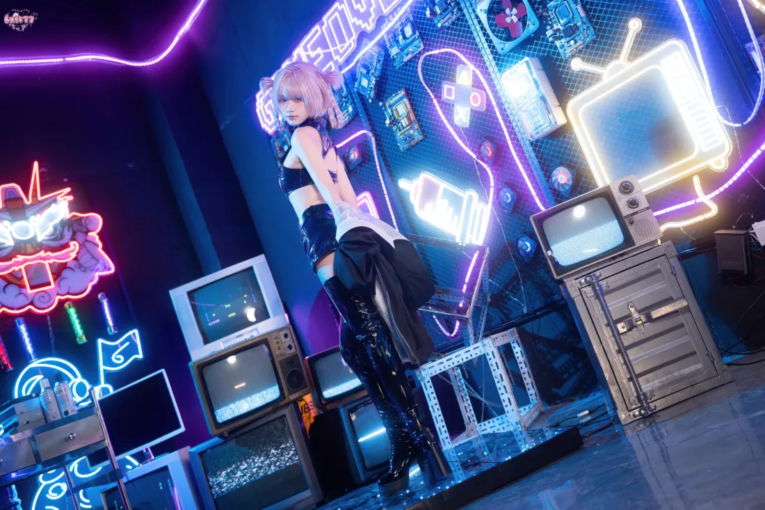 8kcosplay少女壁纸｜霓虹背景图片 - 皮裤「哲风壁纸」