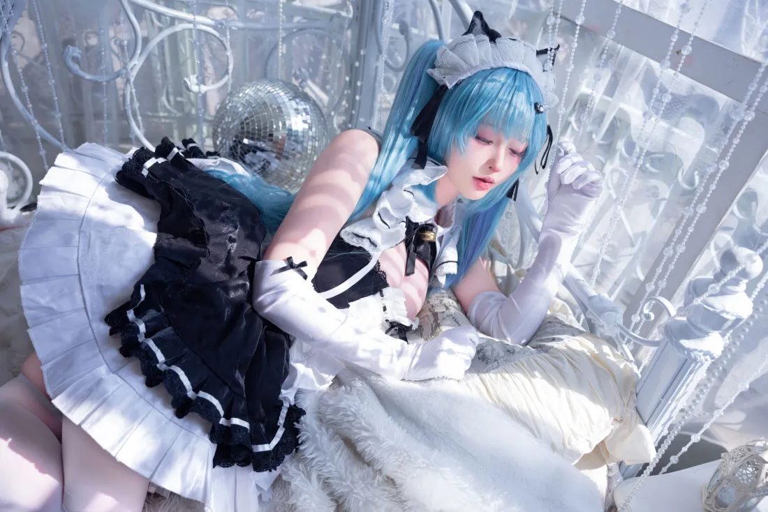 10k初音未来cos壁纸｜女仆装背景图片 - 白丝袜「哲风壁纸」