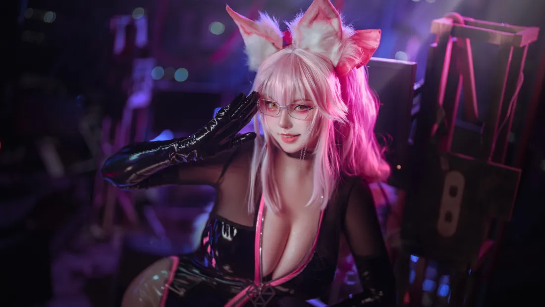 8k九尾狐壁纸｜战场背景图片 - 粉发狐耳cos「哲风壁纸」