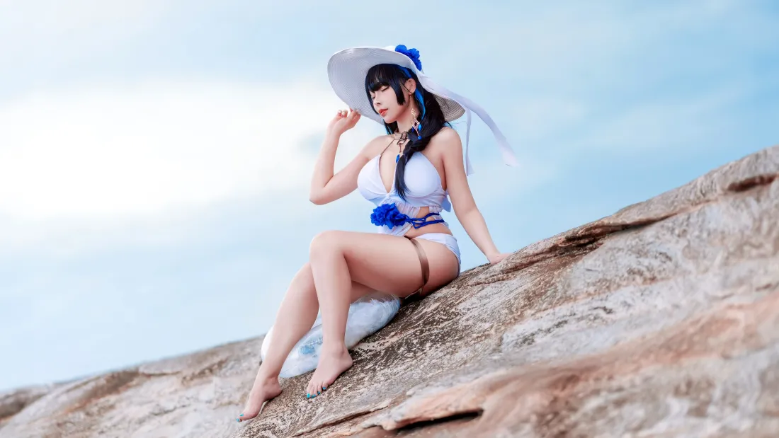 4k泳装cosplay壁纸｜海边背景图片 - 户外礁石「哲风壁纸」