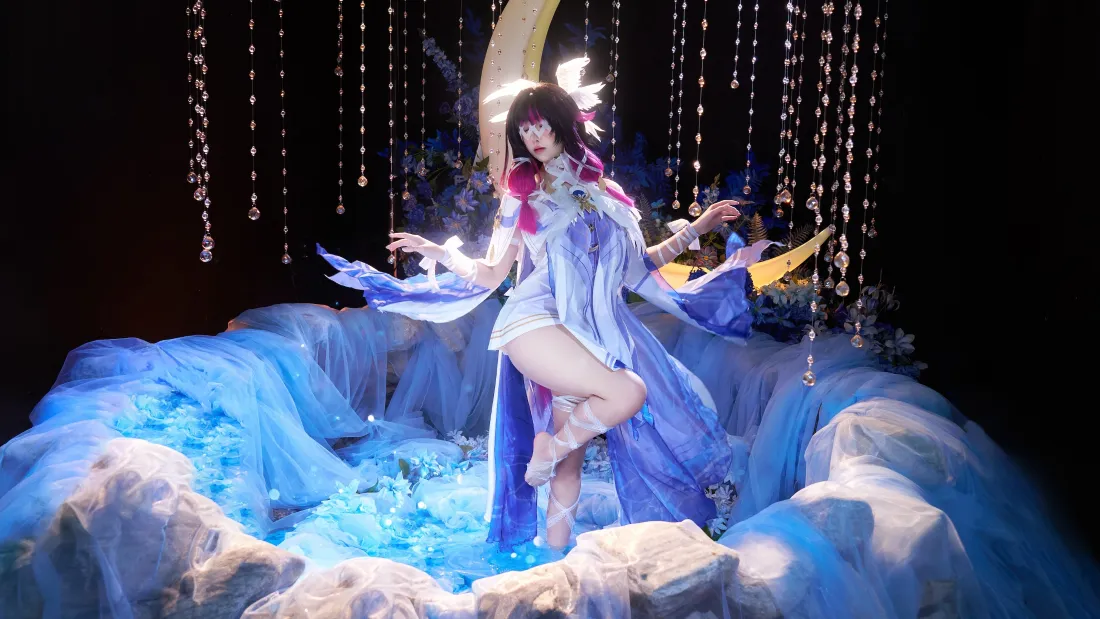 3k原神cos壁纸｜月下池边背景图片 - 蓝裙少女「哲风壁纸」