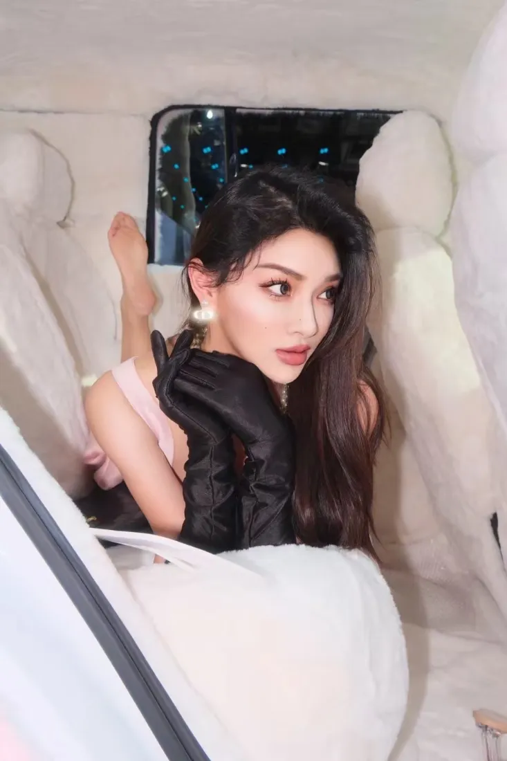 性感黑衣美女手机壁纸｜车内背景图片 - 迷人美脚「哲风壁纸」