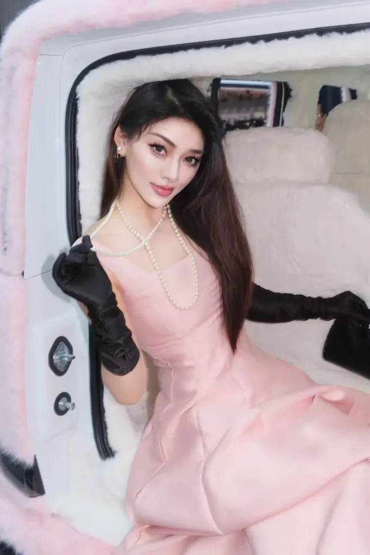 长发美女手机壁纸｜车内背景图片 - 粉裙黑手套「哲风壁纸」