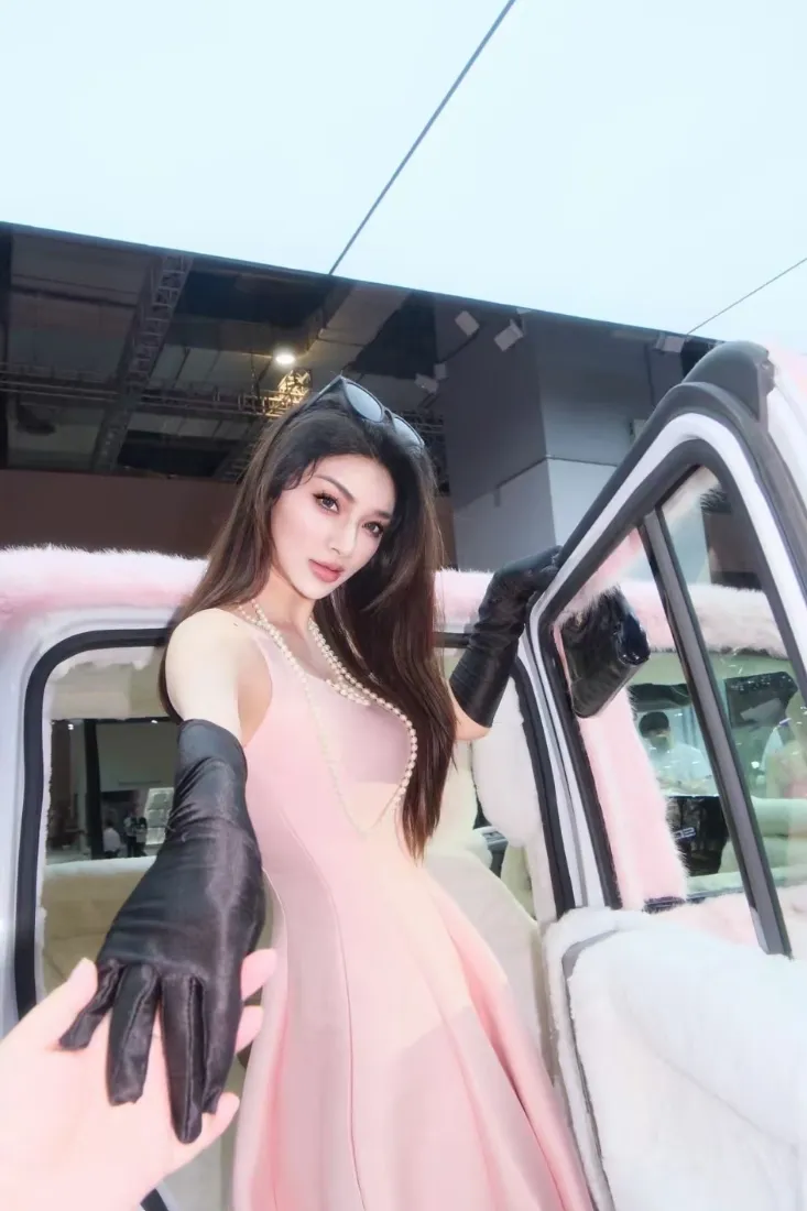 粉裙美女手机壁纸｜豪车背景图片 - 黑手套穿搭「哲风壁纸」