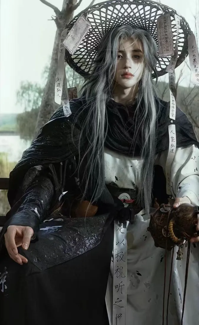 张翅手机壁纸｜古风户外背景图片 - 银发cos帅哥「哲风壁纸」