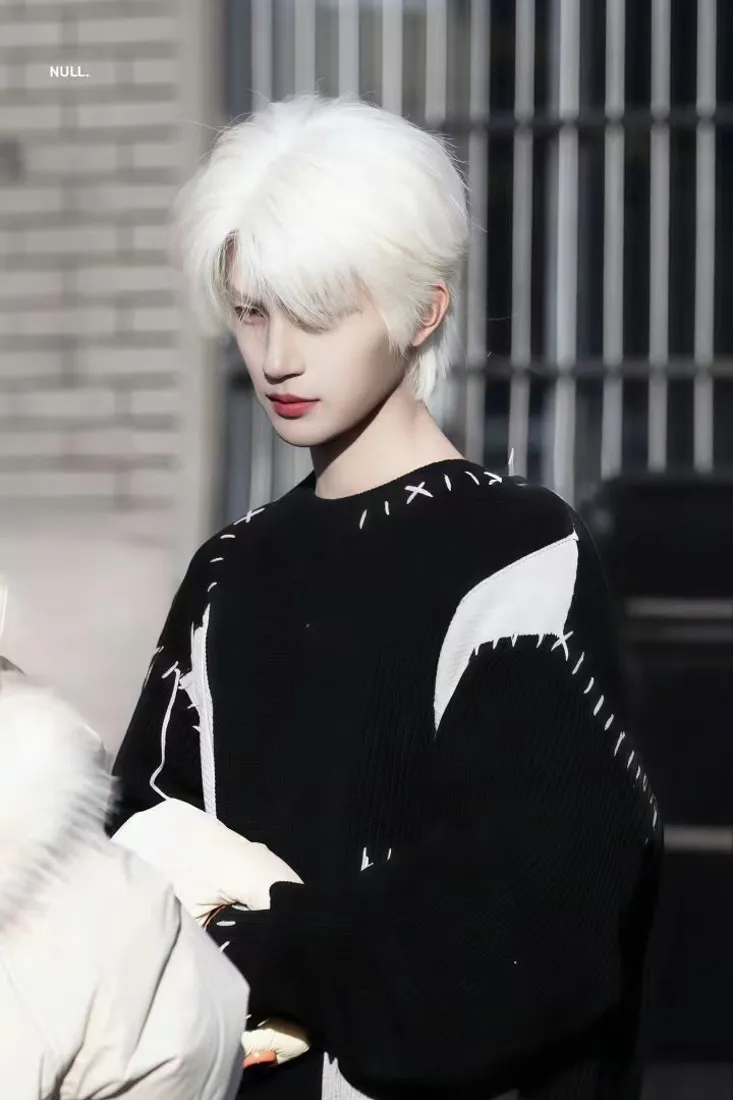 张翅手机壁纸｜街景背景图片 - 白发帅哥「哲风壁纸」