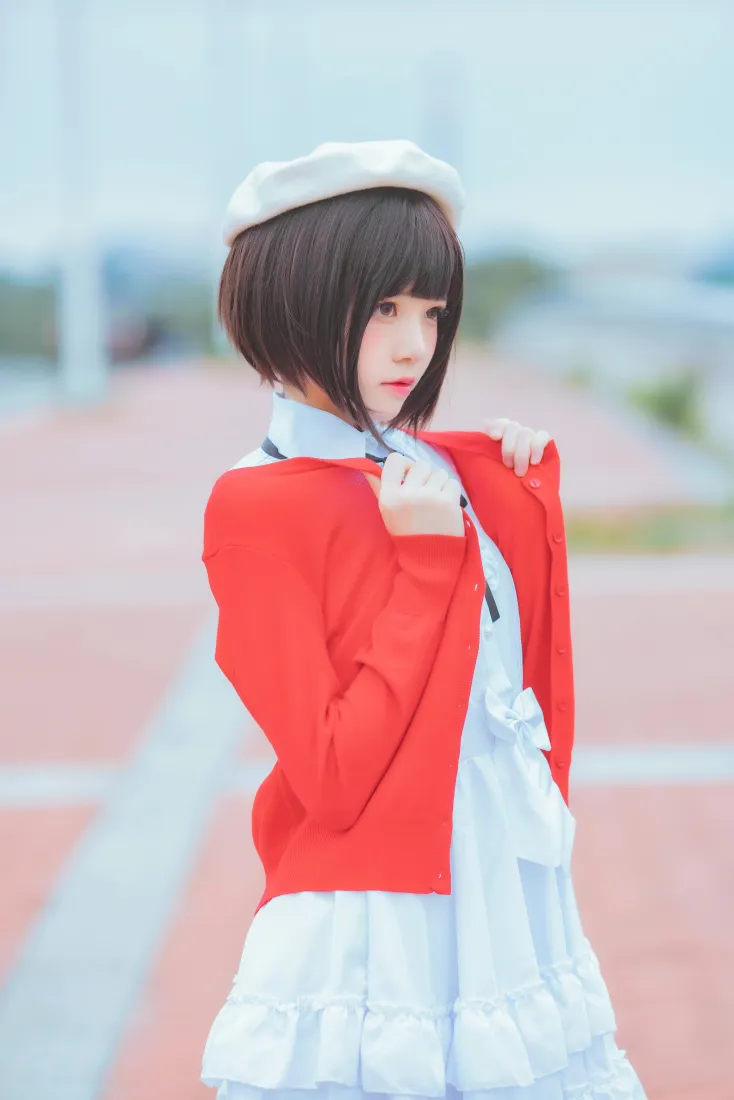 桜桃喵cos加藤惠手机壁纸｜户外清新背景图片 - 红色制服穿搭「哲风壁纸」