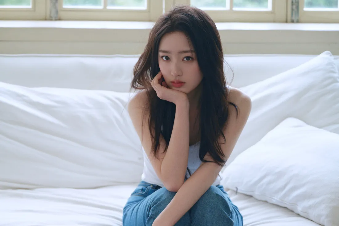 4k清新长发美女壁纸｜简约室内背景图片 - 平板「哲风壁纸」