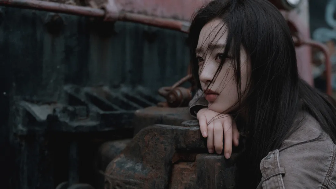 4k忧郁长发女生壁纸｜工业风背景图片 - 平板「哲风壁纸」