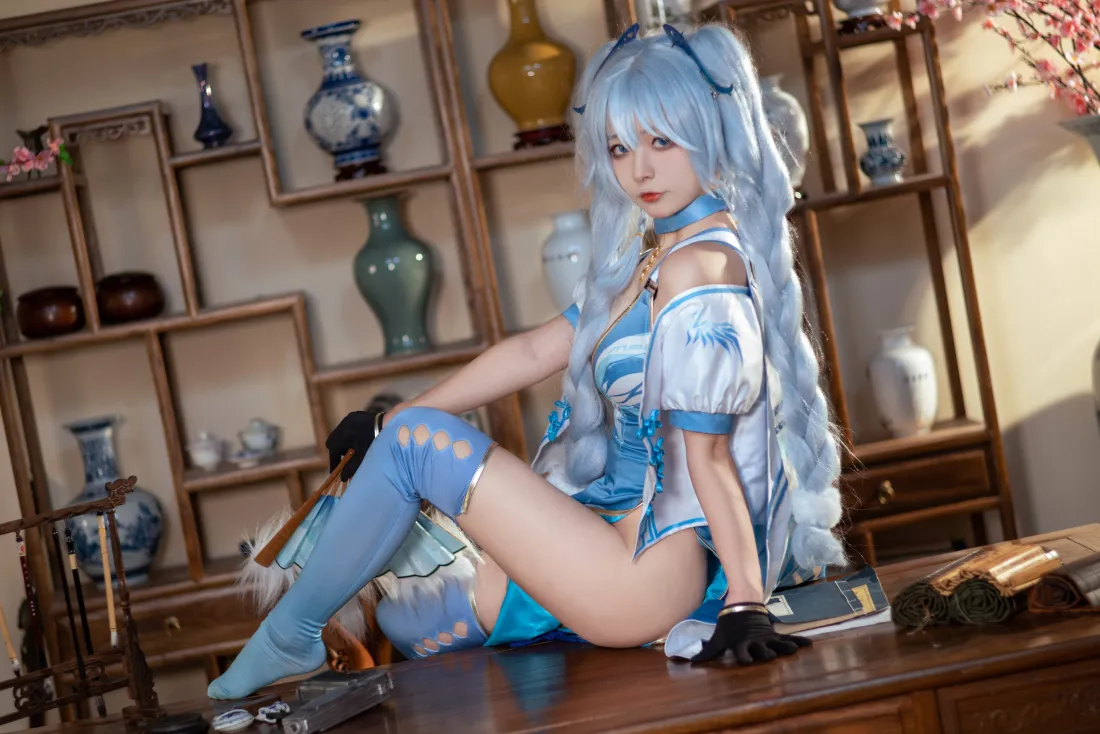 7k甘雨cosplay壁纸｜中式博古架背景图片 - 蓝发少女「哲风壁纸」