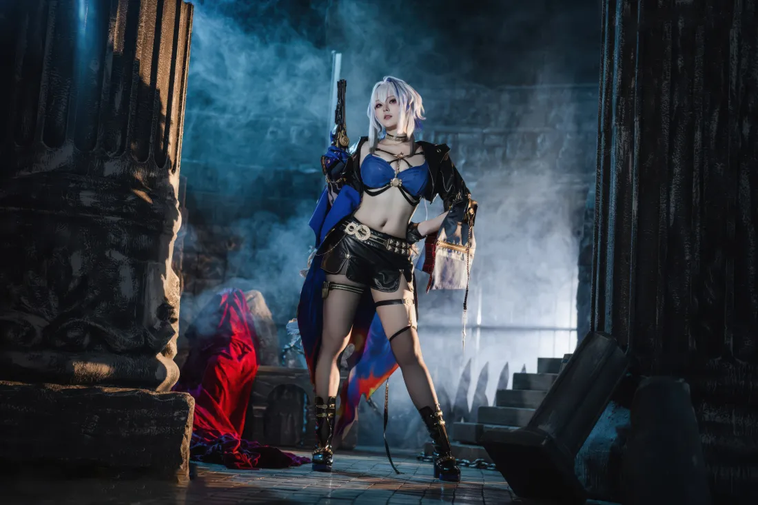 8k白发cosplay少女壁纸｜废墟暗调背景图片 - 飒爽御姐「哲风壁纸」